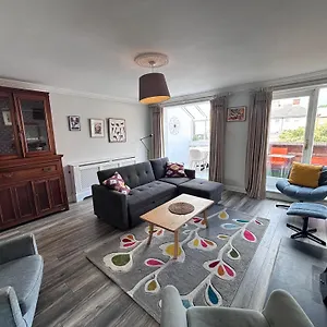 Central, Comfortable And Spacious 4 Bed Duplex Dublin