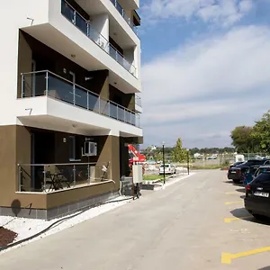 Airport - Across From Airport Apartment Otopeni